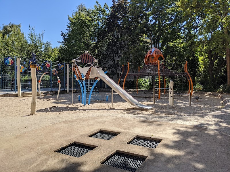 Spielplatz mit Krake, Wal und Neptun